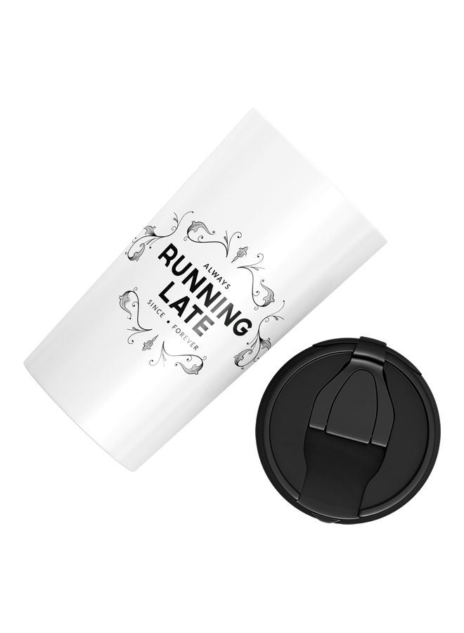 كوب مطبوع بعبارة "Running Late" مزود بغطاء متعدد الألوان - Image 3