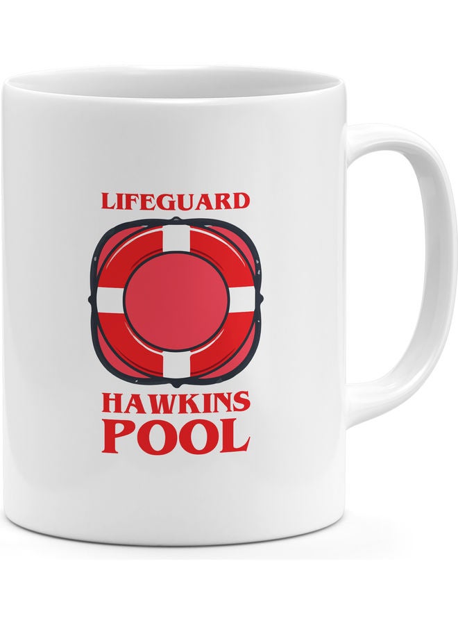 مج قهوة بطبعة عبارة "Hawkins Life Guard" أبيض/أحمر - Image 1