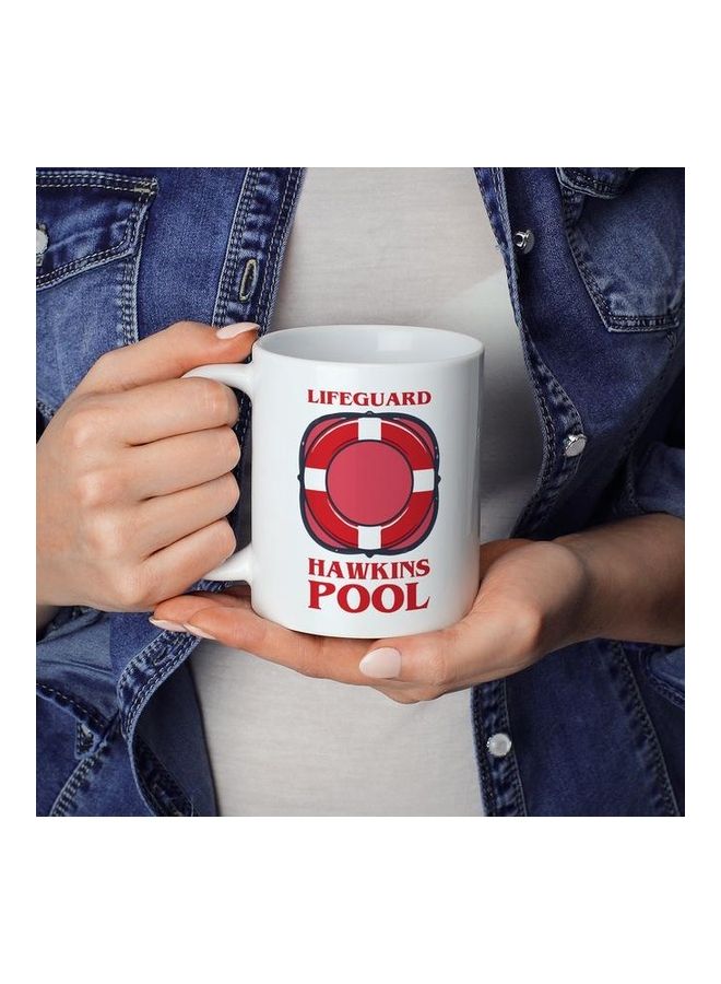 مج قهوة بطبعة عبارة "Hawkins Life Guard" أبيض/أحمر - Image 3