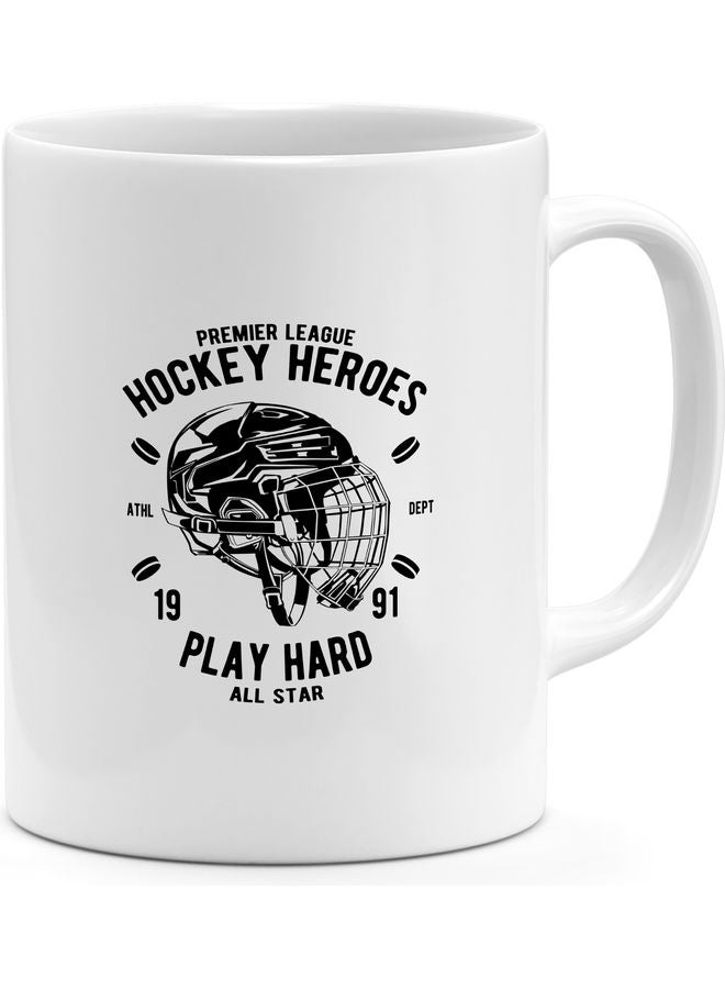 مج قهوة بطبعة خوذة واقية وعبارة "Play Hard All Star" أبيض/ أسود - Image 1