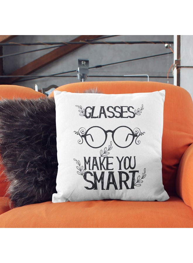 وسادة زينة للديكور مزينة بطبعة عبارة "Glasses Make You Smart " أبيض/ أسود - Image 2