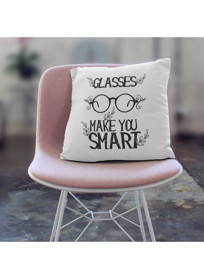 وسادة زينة للديكور مزينة بطبعة عبارة "Glasses Make You Smart " أبيض/ أسود - Image 3