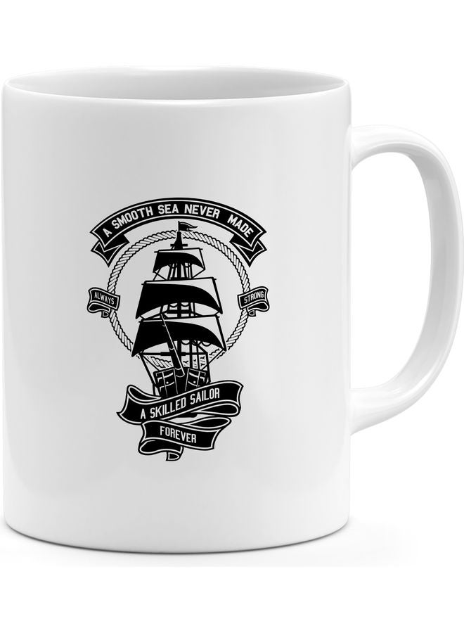 مج قهوة بطبعة سفينة وعبارة " A Sooth Sea Never Made a skilled sailor" أبيض/ أسود - Image 1