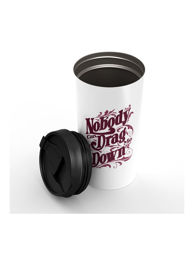 كوب بتصميم اقتباس "Nobody Can Drag Me Down" أبيض/ بنفسجي - Image 2