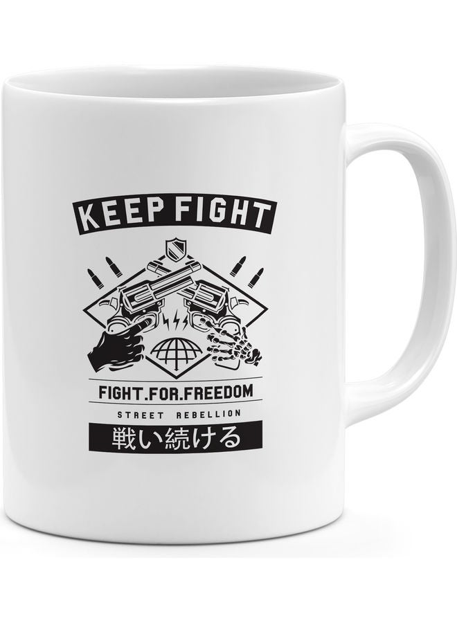مج قهوة مطبوع عليه عبارة "Keep Fight" أبيض/ أسود - Image 1