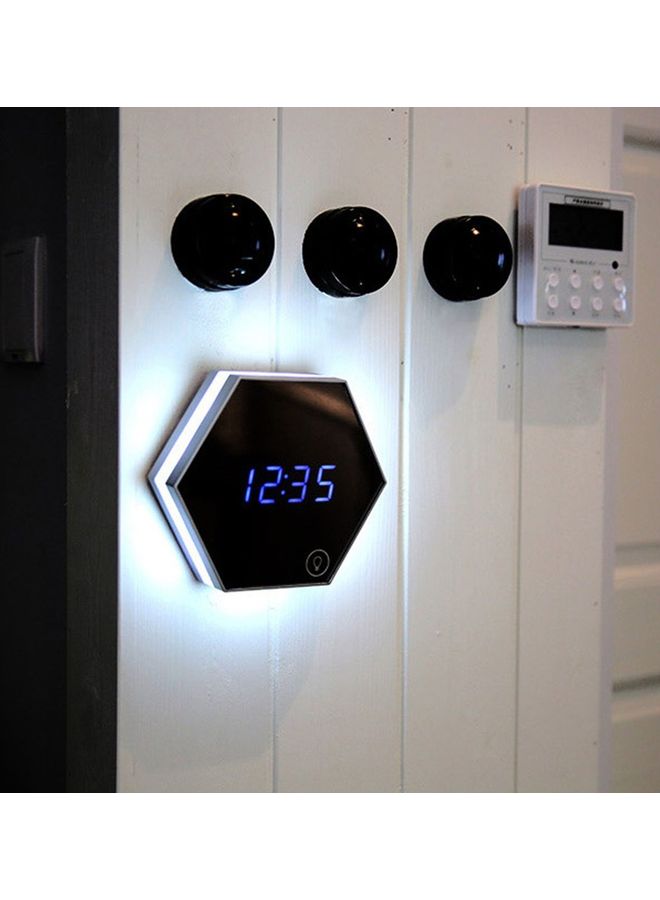ساعة منبه رقمية من الزجاج مزودة بمرآة ، مقياس حرارة وإضاءة LED . فضي/أبيض . 13.7x13.7x3.5سم - Image 2