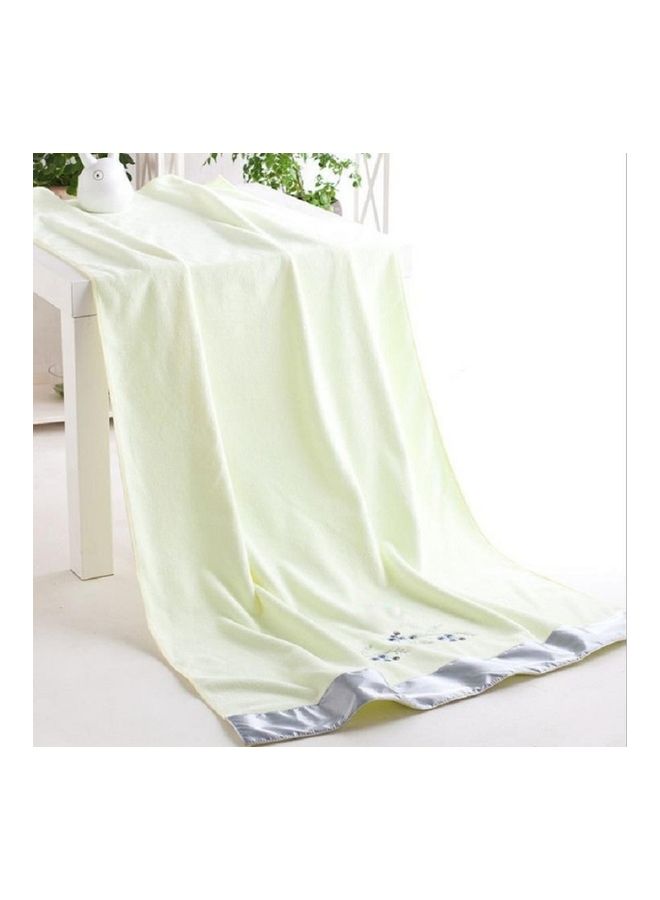 أو إي إم منشفة استحمام مطرزة برسمة زهرة من المايكروفايبر ميلكي/أبيض 30X25X7سم