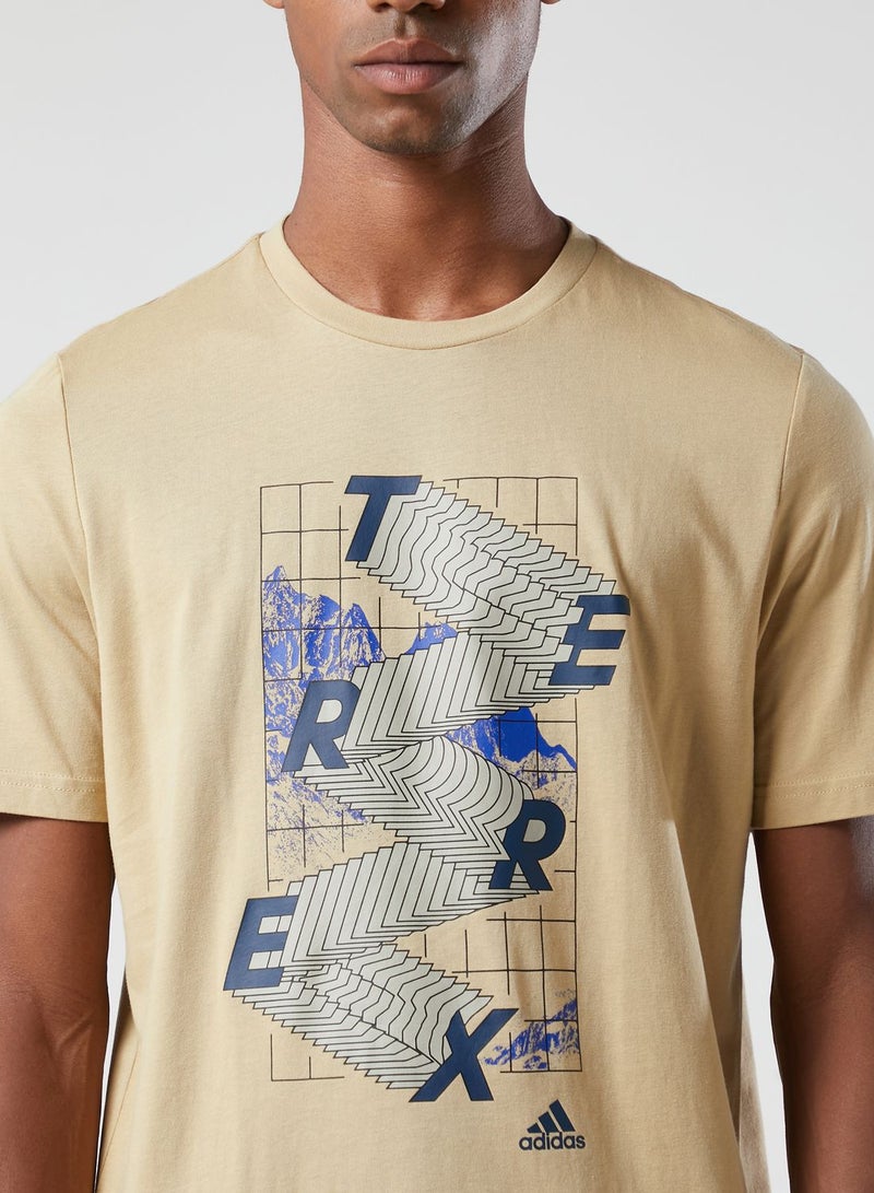 اديداس تيشيرت مزين برسومات تعبر عن الطبيعة ومطبوع عليه عبارة "Terrex" بيج - Image 4