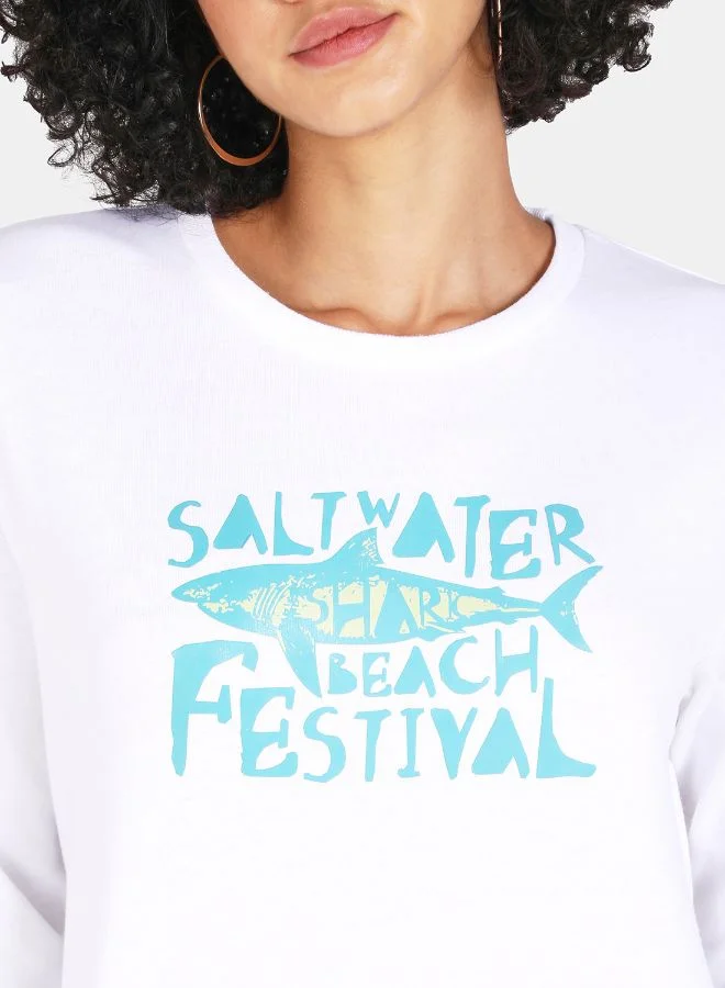 دريب سويت شيرت كاجوال بفتحة رقبة مستديرة مطبوع بعبارة "Salt Water Shark Beach Festival" أبيض