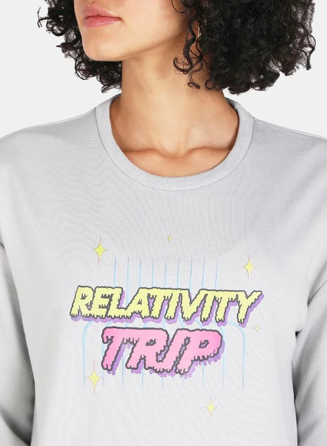 دريب سويت شيرت كاجوال بفتحة رقبة مستديرة مطبوع بعبارة "Relativity Trip" رمادي