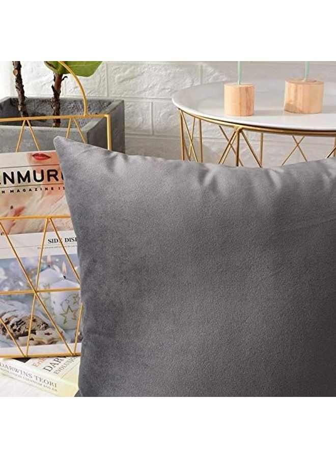 بينيفت إن هاوس | طقم وسائد ديكور عدد 4 مربعة الشكل مخملية ناعمة بتصميم سادة رمادي 45 x 45سم - Image 5