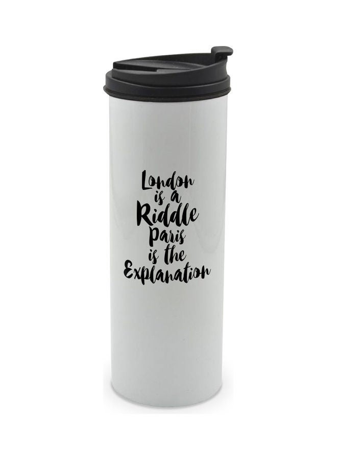 ليت كوب مزين بطبعة عبارة "London Is A Riddle Paris Is Explination" مزود بغطاء أبيض/ أسود - Image 1