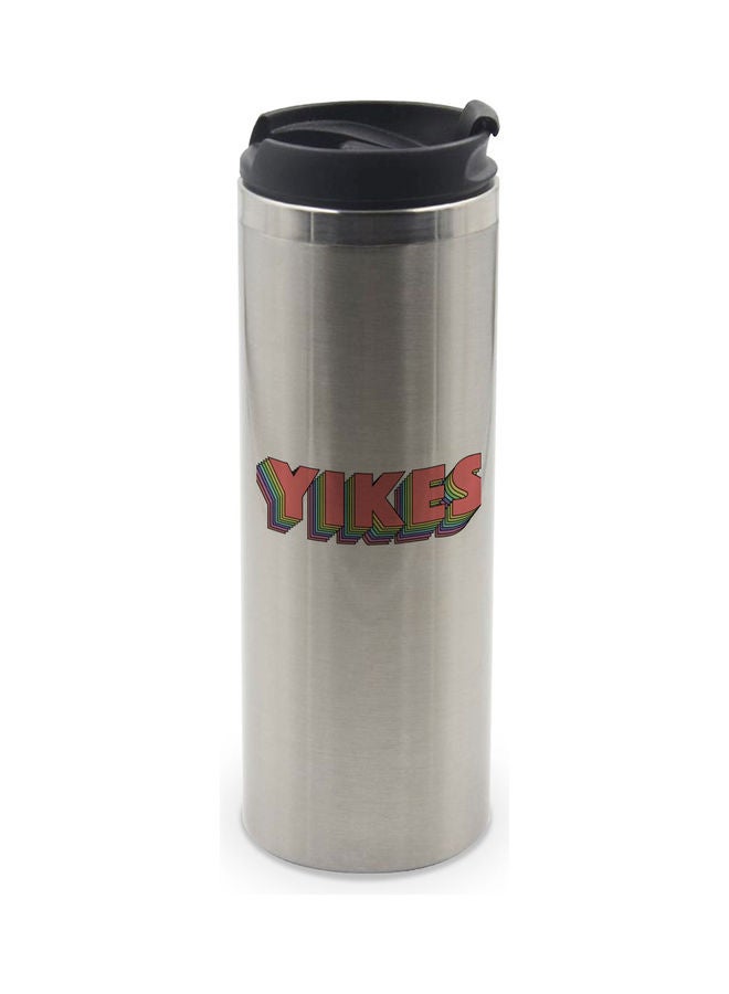 ليت كوب بغطاء مزين بطبعة كلمة "Yikes" فضي / أسود / أحمر - Image 1