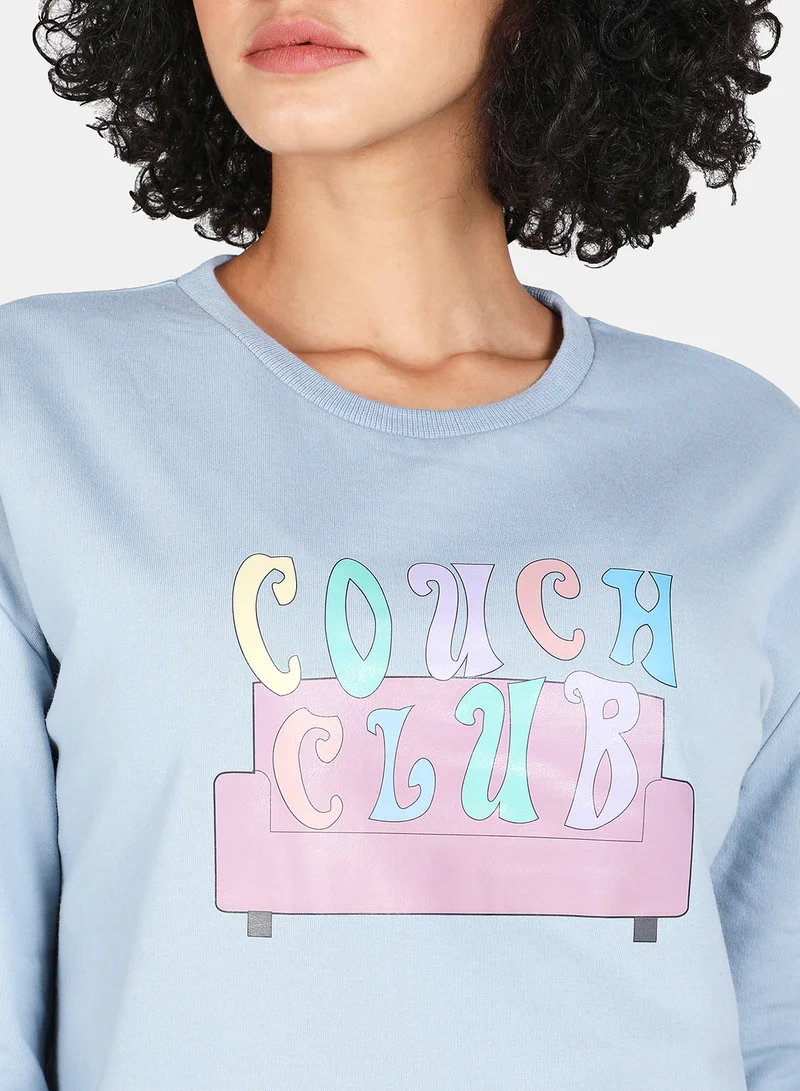 دريب سويت شيرت كاجوال بفتحة رقبة مستديرة مطبوع بعبارة "Couch Club" بلو فوغ