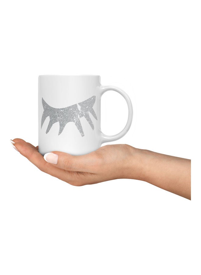 لاود يونيفيرس مج قهوة بطبعة رموش أبيض/رمادي - Image 3