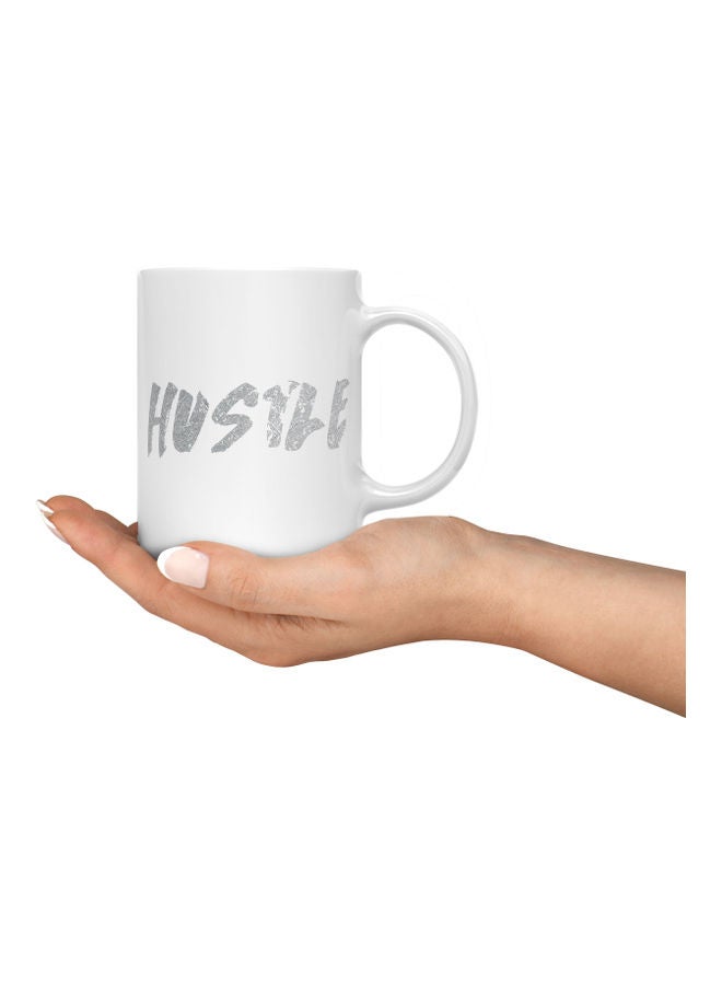 لاود يونيفيرس مج قهوة بطبعة لكلمة "Hustle" أبيض/فضي - Image 3