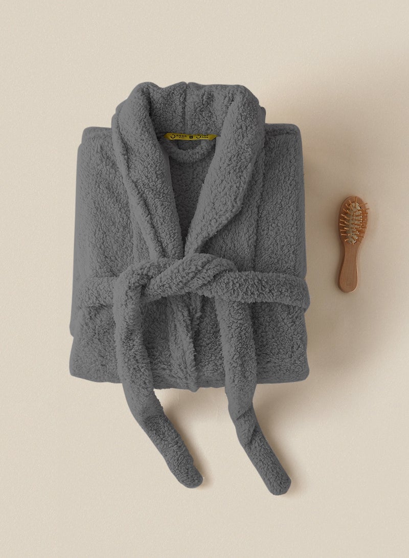 ايست من نون روب استحمام مصنوع من صوف الفراء الصناعي بملمس فائق النعومة بوزن 240 جراماً لكل متر مربع ومزود بياقة شال وجيوب - قطعة واحدة - لون رمادي داكن رمادي داكن - Image 1