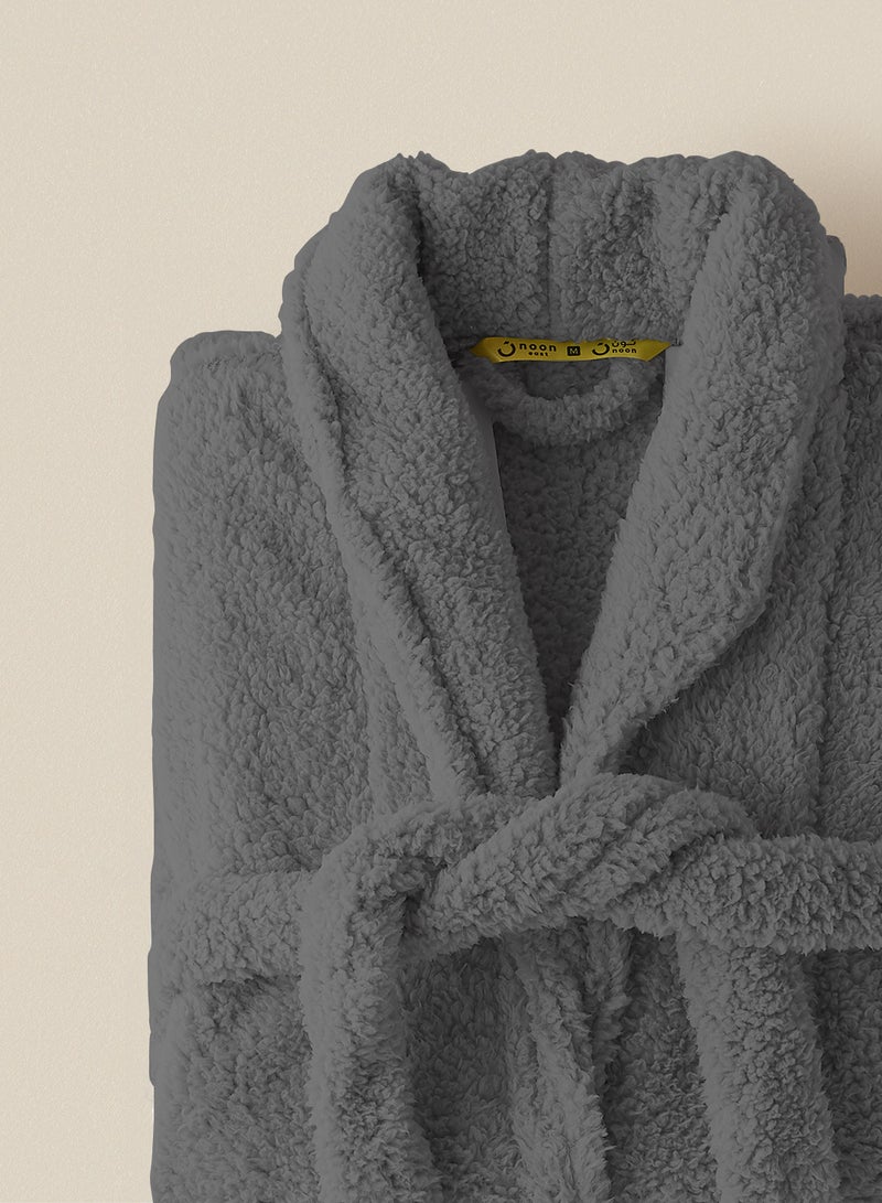 ايست من نون روب استحمام مصنوع من صوف الفراء الصناعي بملمس فائق النعومة بوزن 240 جراماً لكل متر مربع ومزود بياقة شال وجيوب - قطعة واحدة - لون رمادي داكن رمادي داكن - Image 3
