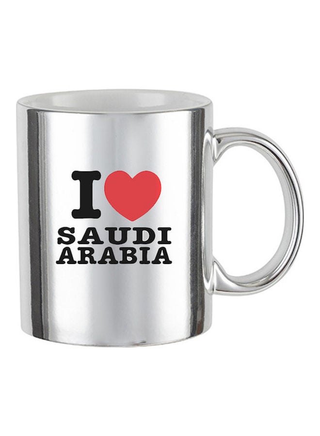 إم إي سي مج بتصميم مطبوع عليه عبارة "I Love Saudi Arabia" لليوم الوطني السعودي فضي