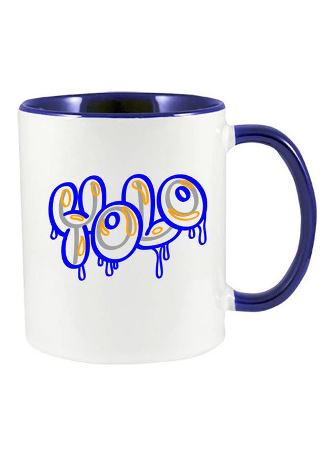 إم إي سي مج مطبوع عليه عبارة "Yolo" بتصميم جرافيتي أزرق