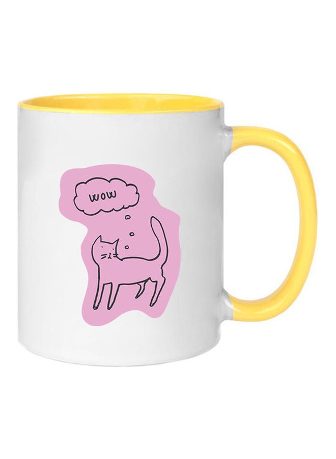 إم إي سي مج نطبوع عليه رسمة قطة وكلمة "Wow" أصفر