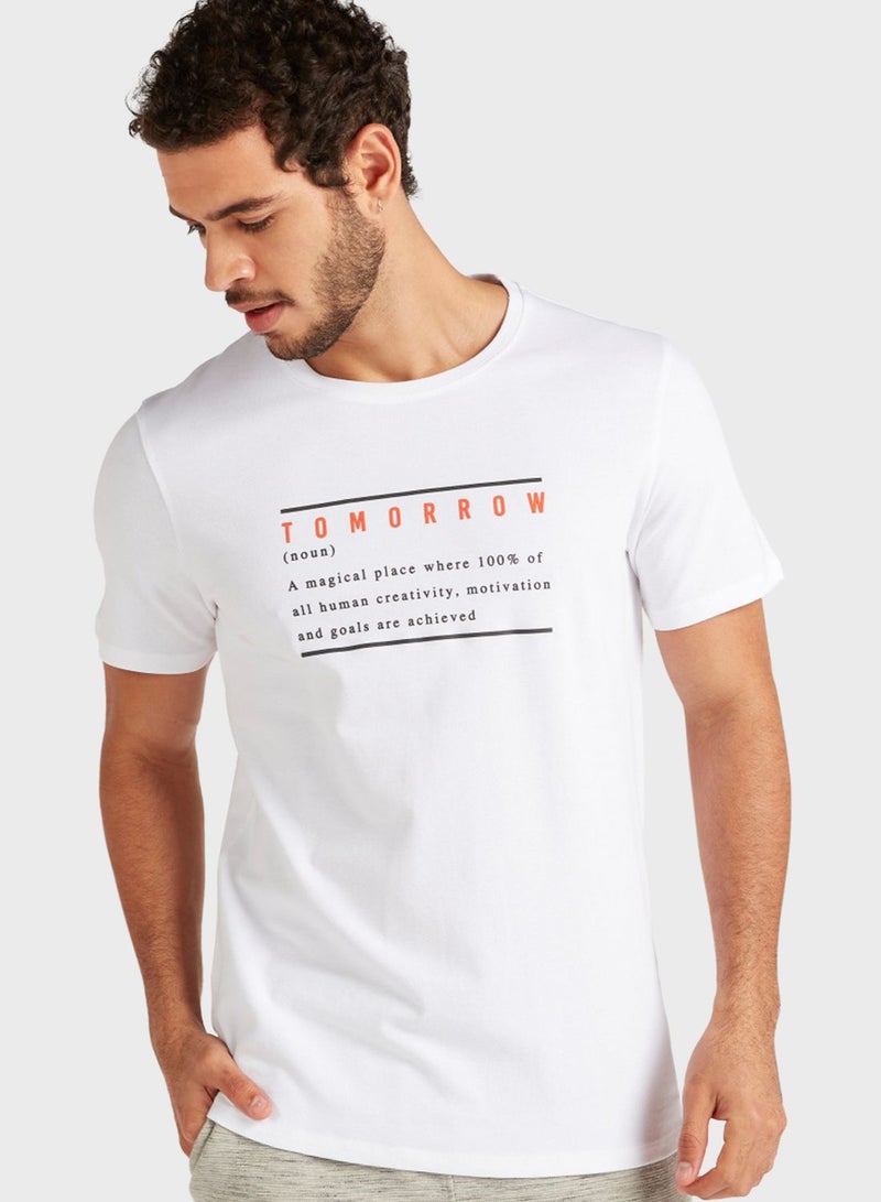 ايكونيك تيشيرت بفتحة رقبة مستديرة مزين بشعار أبيض - Image 1