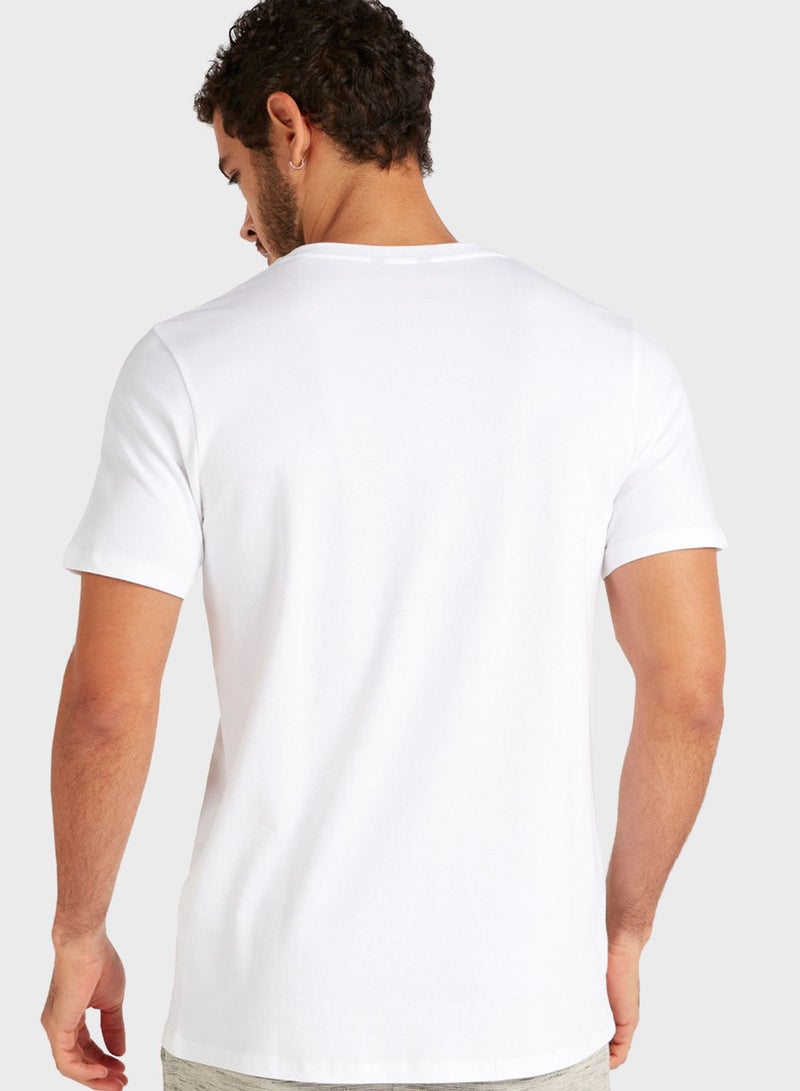 ايكونيك تيشيرت بفتحة رقبة مستديرة مزين بشعار أبيض - Image 2