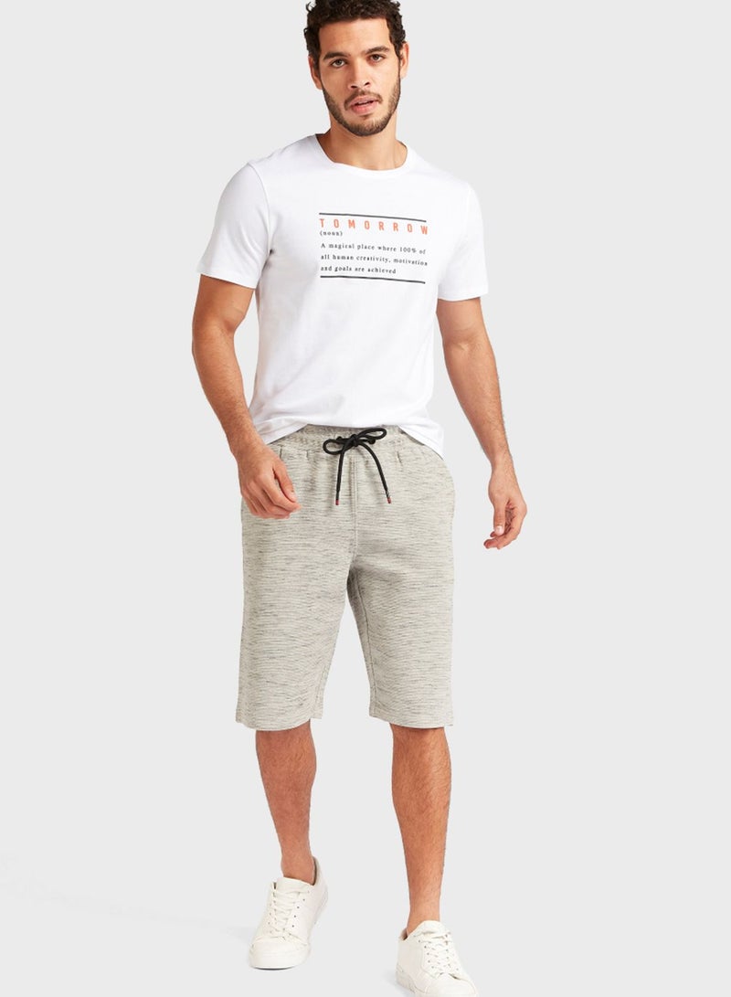 ايكونيك تيشيرت بفتحة رقبة مستديرة مزين بشعار أبيض - Image 3