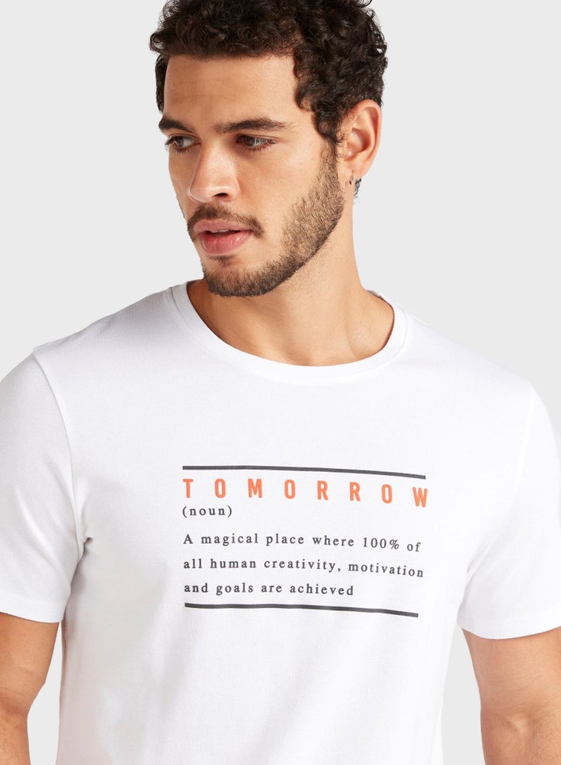 ايكونيك تيشيرت بفتحة رقبة مستديرة مزين بشعار أبيض - Image 4