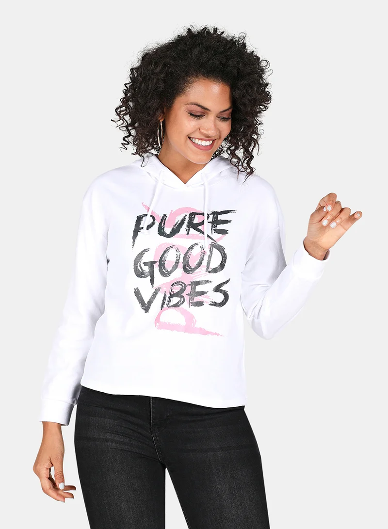 دريب هودي بأكمام طويلة مزود بغطاء للرأس ومطبوع بعبارة "Pure Good Vibes" أبيض