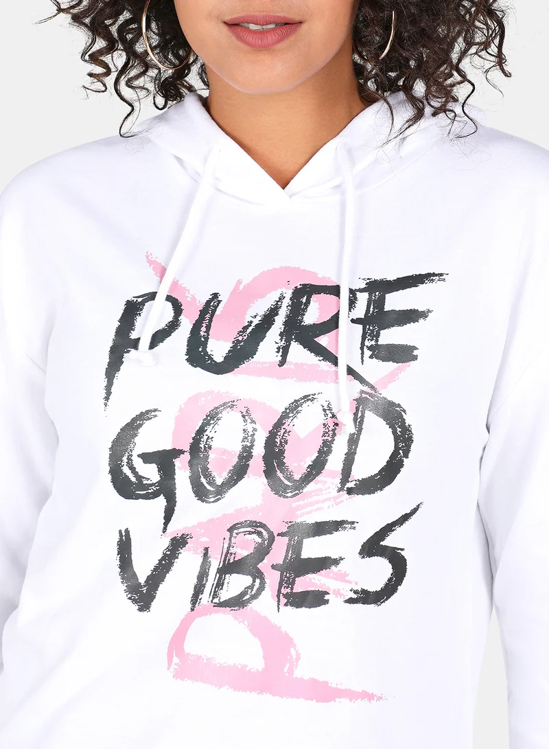 دريب هودي بأكمام طويلة مزود بغطاء للرأس ومطبوع بعبارة "Pure Good Vibes" أبيض