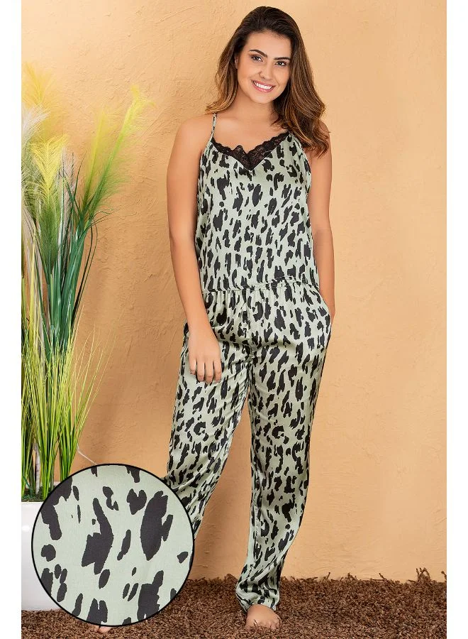 كلوفيا طقم بيجامة وبلوزة مفتوحة بطبعة جلد حيوان.