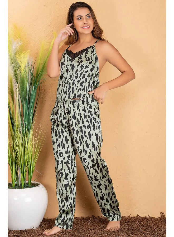 كلوفيا طقم بيجامة وبلوزة مفتوحة بطبعة جلد حيوان.