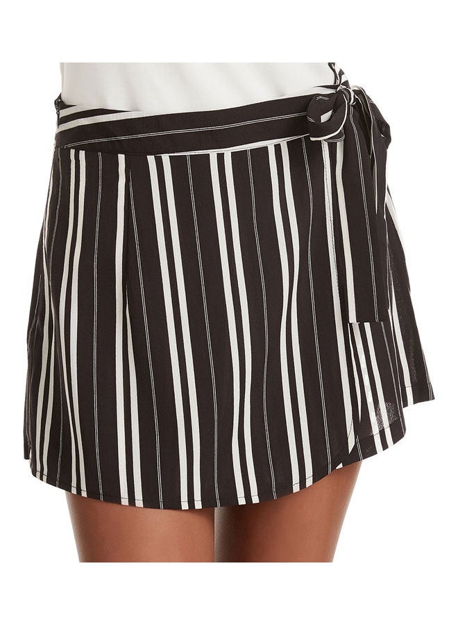 هانيميدو شورت مزين بخطوط أسود - Image 1