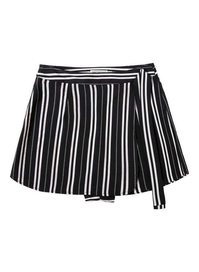هانيميدو شورت مزين بخطوط أسود - Image 5