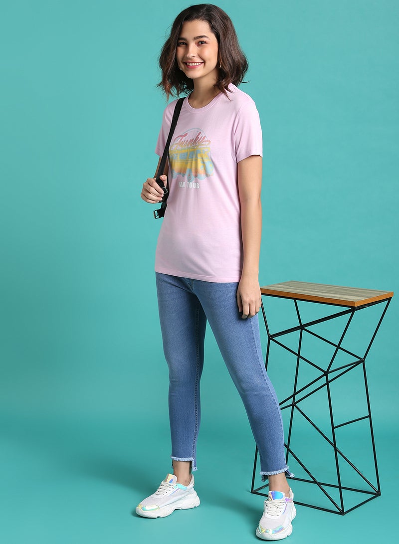 دريب تيشيرت برقبة مستديرة ومزينة برسومات لافندر وردي - Image 3