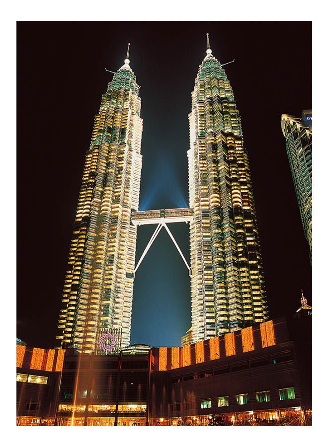 توماكس أحجية قطع تركيب بتصميم البرجين التوأم في ماليزيا مكونة من 500 قطعة (تضيء في الظلام) 38x52سم - Image 1