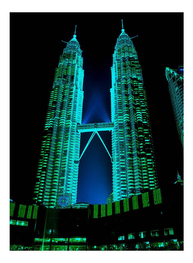 توماكس أحجية قطع تركيب بتصميم البرجين التوأم في ماليزيا مكونة من 500 قطعة (تضيء في الظلام) 38x52سم - Image 2