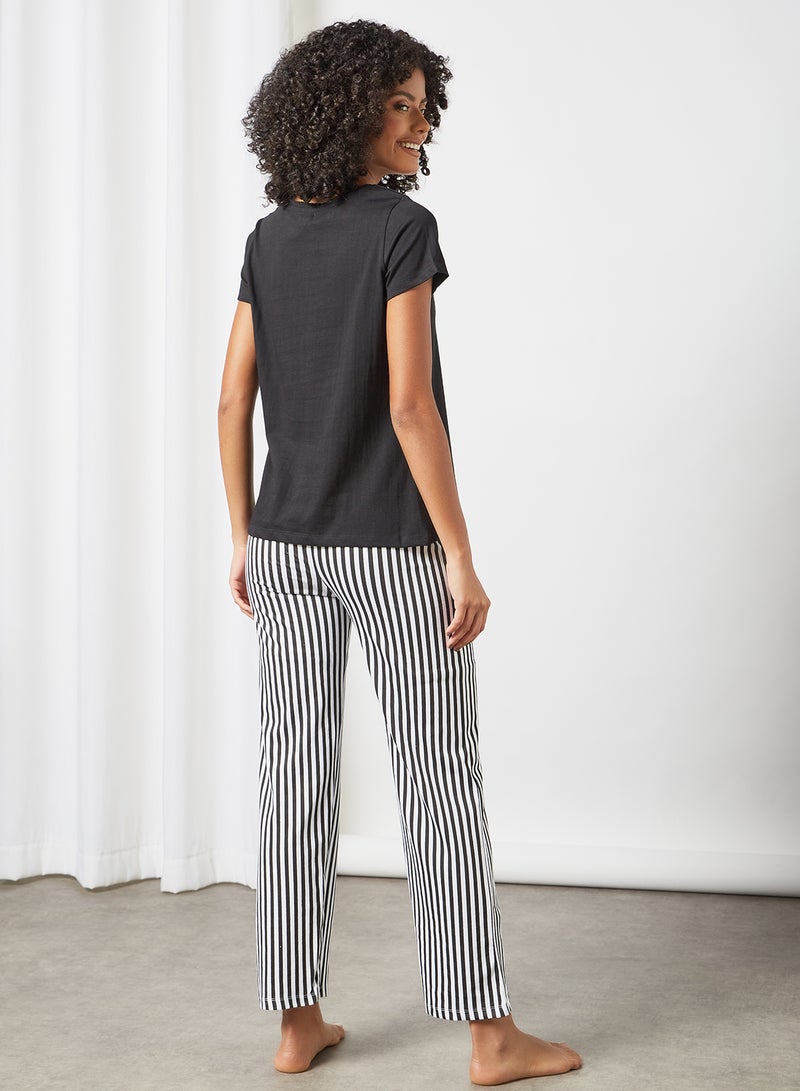 DELA Slogan Printed Loungewear T-Shirt And Pyjama Set Black/White - Image 2
