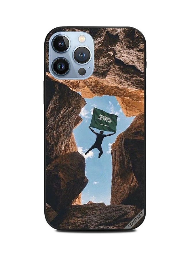 كوفرنيكس غطاء حماية لهاتف أبل آيفون 13 برو ماكس تعبر عن القفز في الجبال مع علم المملكة العربية السعودية متعدد الألوان - Image 1