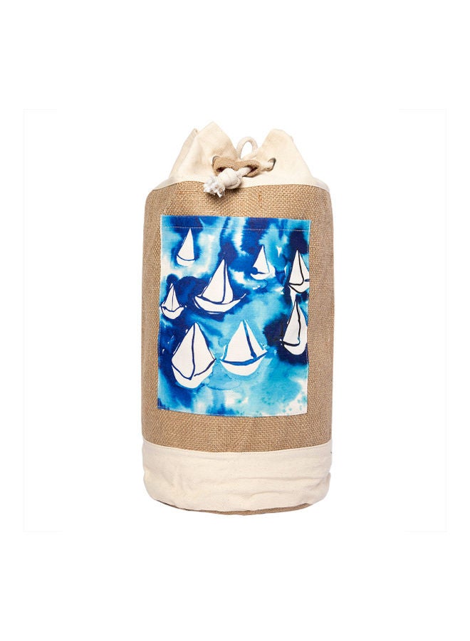 بيج ديزاين حقيبة كتف أنيموس مصنوعة من الخيش ومزينة بطبعة مراكب شراعية أزرق/ بيج - Image 1