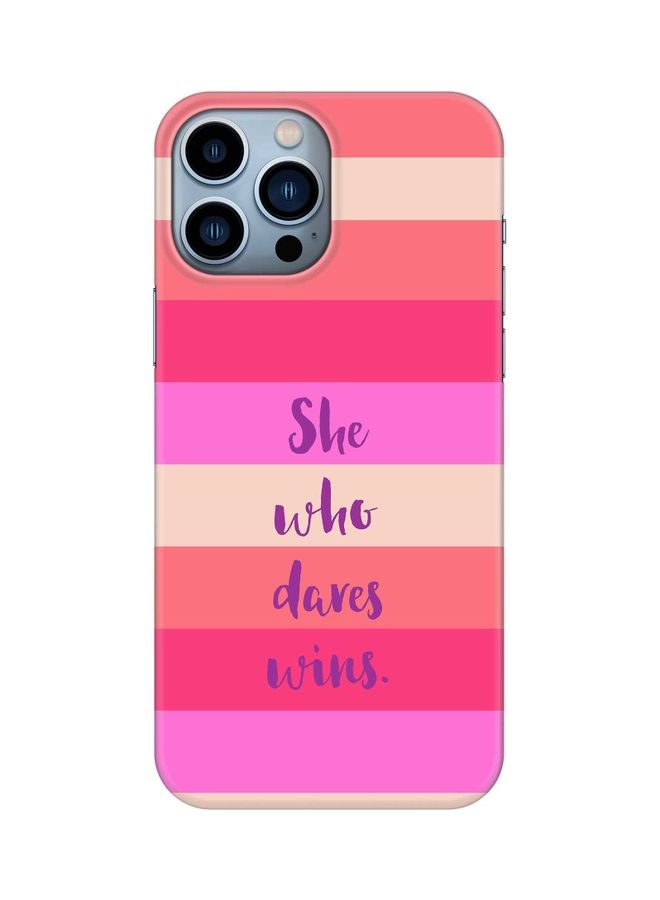 ستايلايزد غطاء حماية واقٍ لهاتف أبل آيفون 13 برو ماكس نمط بطبعة عبارة "She Who Dares Wins" - Image 1