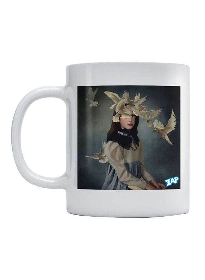 إي دبليو تي مج قهوة بطبعة فتاة وطيور. أبيض/رمادي/بيج