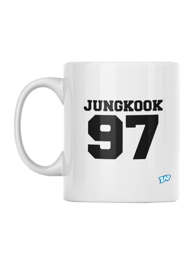 مج قهوة مطبوع عليه عبارة "BTS Jungkook 97" أبيض/ أسود