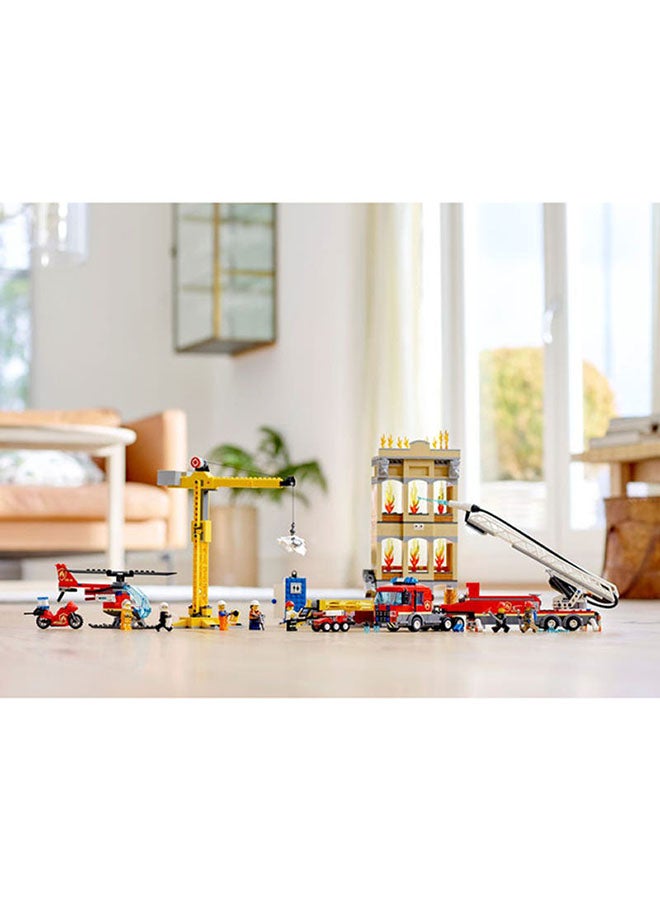 LEGO 60216 943-Piece City Downtown Fire Brigade With 7 Minifigures Building Set 60216 6+ Years  - Image 4