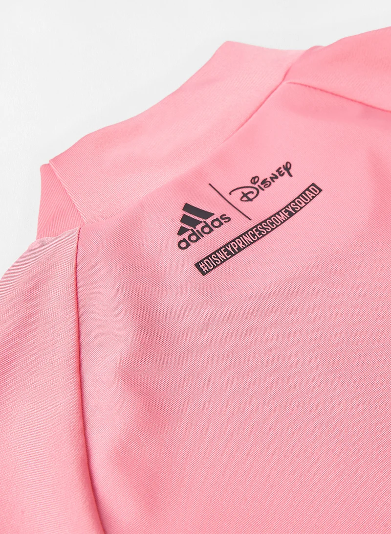 adidas تيشرت واقٍ من الطفح الجلدي بأكمام طويلة مزين بطبعة لأميرات ديزني للأطفال/المراهقين وردي
