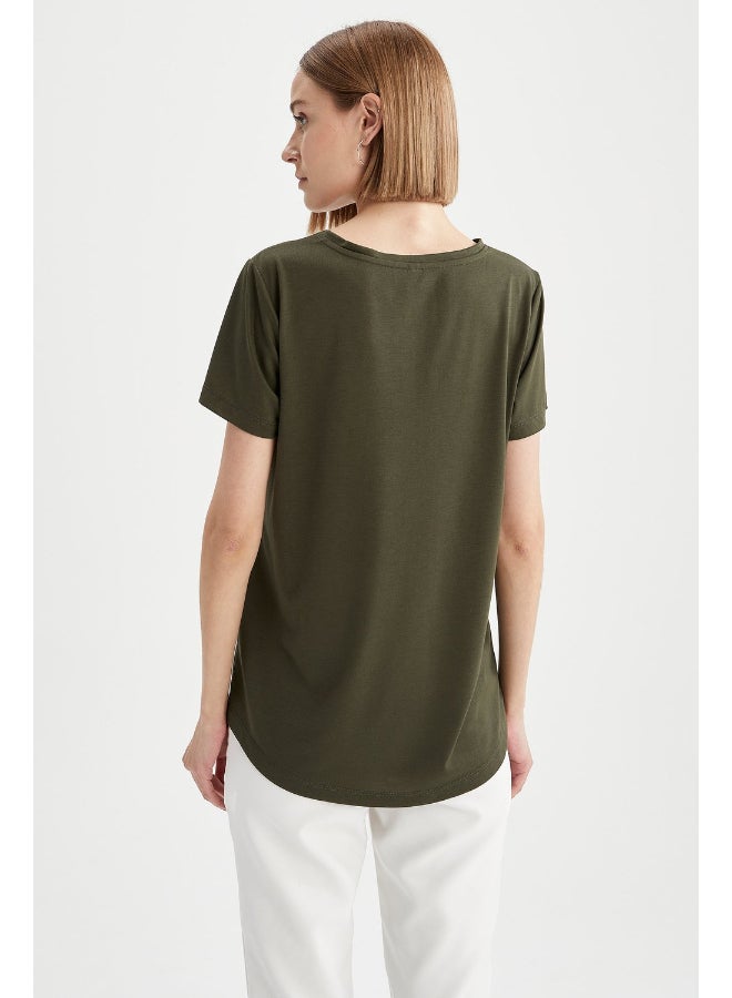 ديفاكتو قميص ذات رقبة دائرية أخضر آرمي/ بيج/ أسود - Image 2