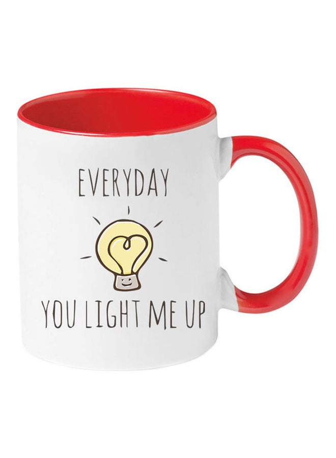 إم إي سي مج مطبوع عليه عبارة "Everyday You Light Me Up" أحمر/أبيض