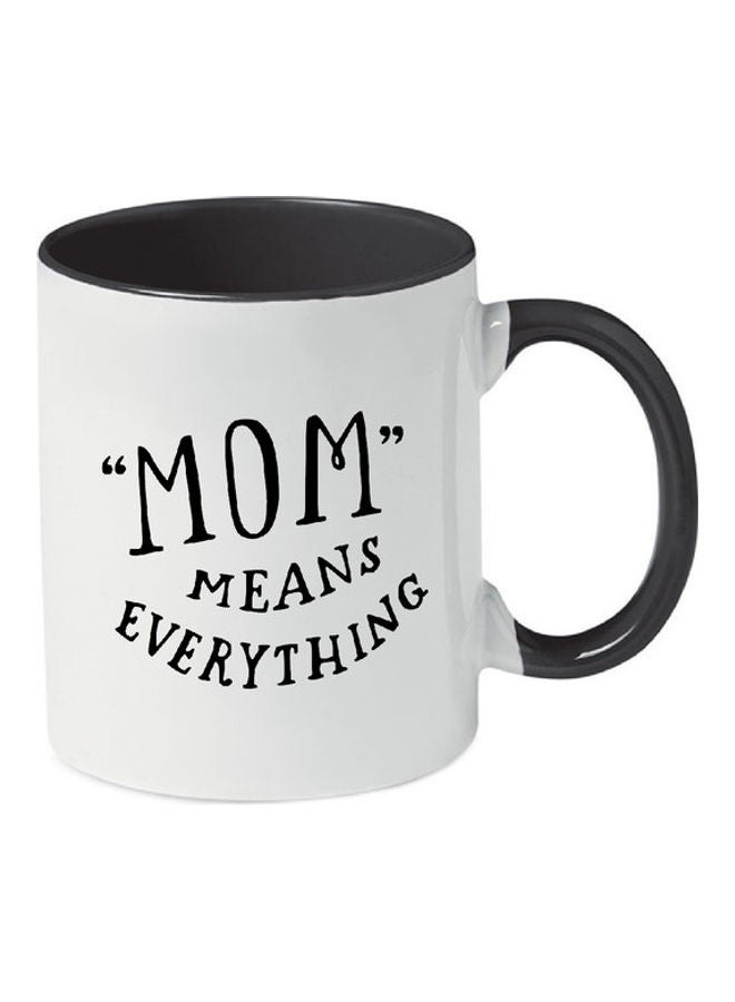إم إي سي مج مطبوع عليه عبارة "Mom Means Everything" . أبيض/ أسود