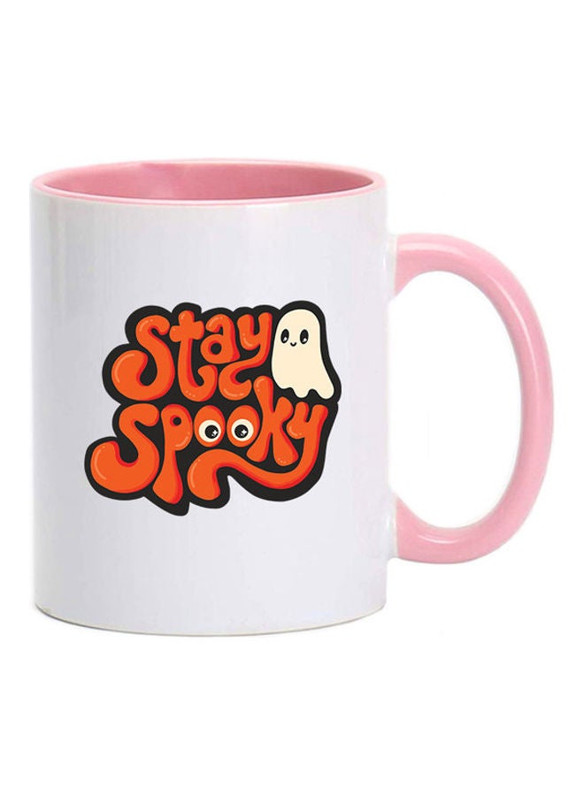 إم إي سي مج مطبوع عليه عبارة "Stay Spooky" وردي/ أبيض